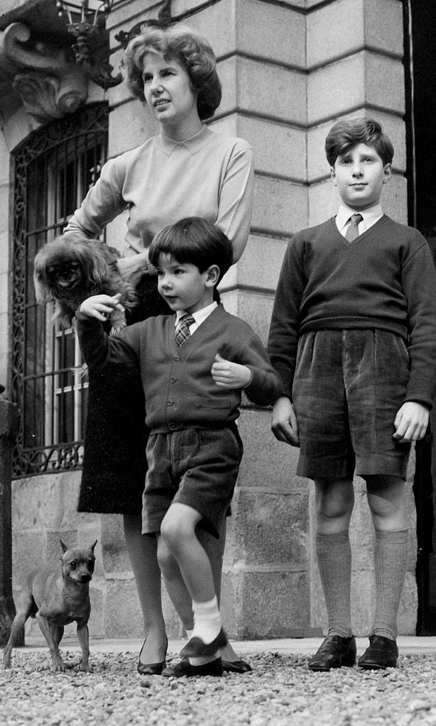 Cayetana de Alba, en una foto tomada en 1959 en el palacio de Liria, junto a sus tres hijos mayores: Carlos, Alfonso y Jacobo.