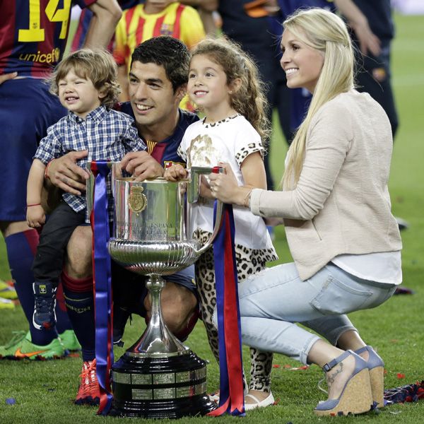 Luis Suárez con su mujer y sus hijos
