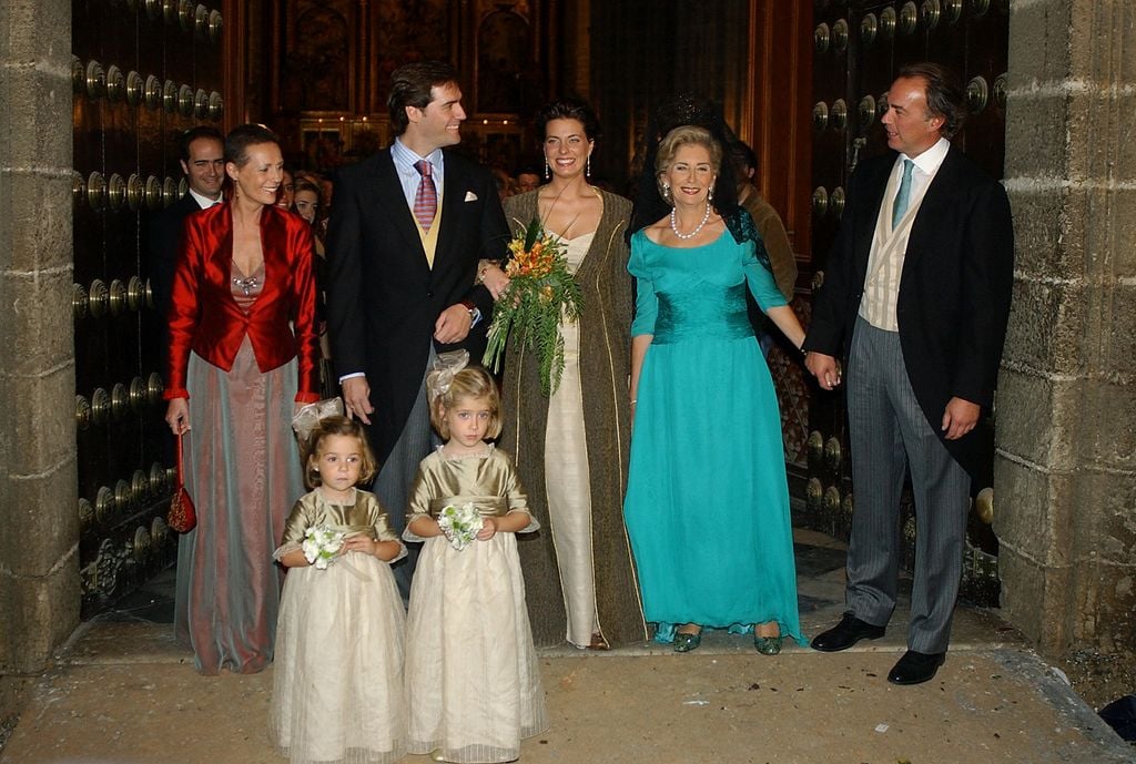 ALEJANDRA OSBORNE Y SU MARIDO JOAQUIN BUENDIA EN EL DIA DE SU BODA A LA SALIDA DE LA IGLESIA DE SAN MIGUEL JUNTO A BERTIN OSBORNE, SANDRA DOMECQ Y MARIA TERESA MARTIN FERNANDEZ, MADRE DEL NOVIO, EN JEREZ DE LA FRONTERA 25/10/2003