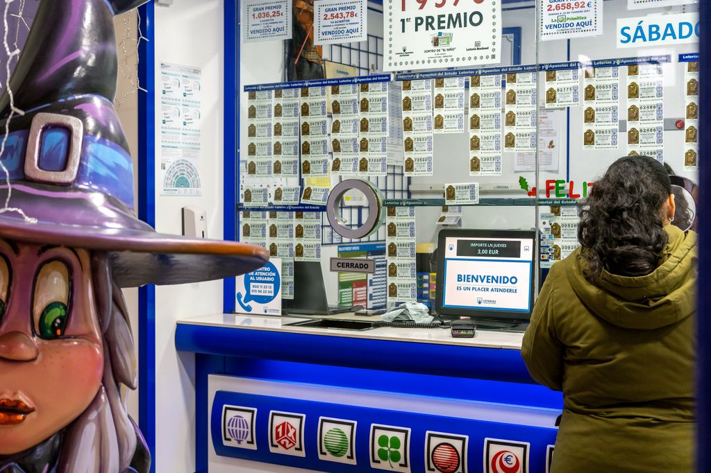 mujer comprando lotería de Navidad en una Administración de Lotería