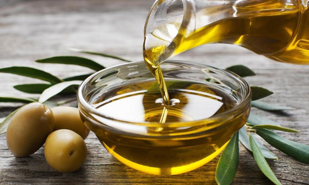 recipiente con aceite de oliva