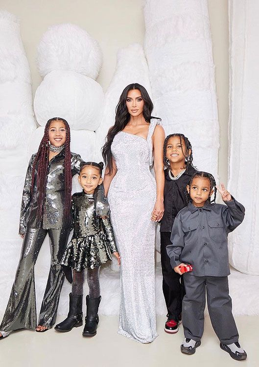 Kim Kardashian con sus cuatro hijos 