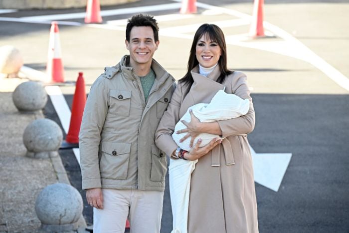 Patricia Pardo y Christian Gálvez con su bebé