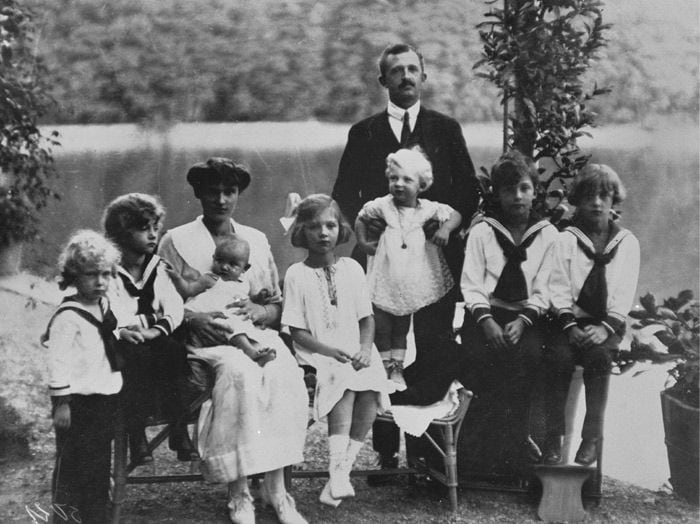 Carlos I de Austria con su esposa la princesa Zita de Borbón y Parma y siete de sus ocho hijos (Otto, Adelaida, Roberto, Felix, Carlos, Rodolfo y Carlota) durante su exilio en Suiza
