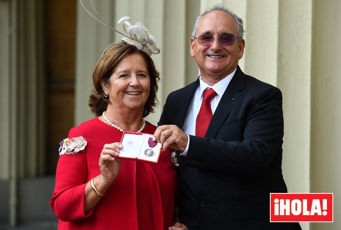 La reina Isabel II entrega la mayor condecoración al valor a los padres de Ignacio Echeverría