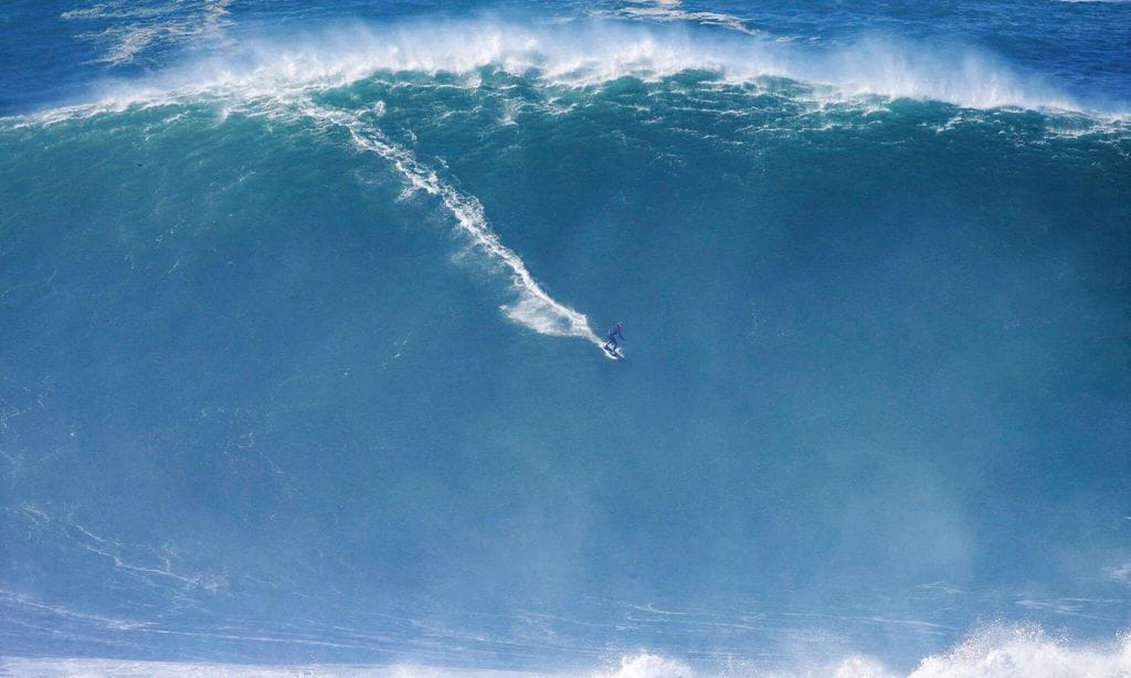 Un alemán surfea una ola de veintiséis metros