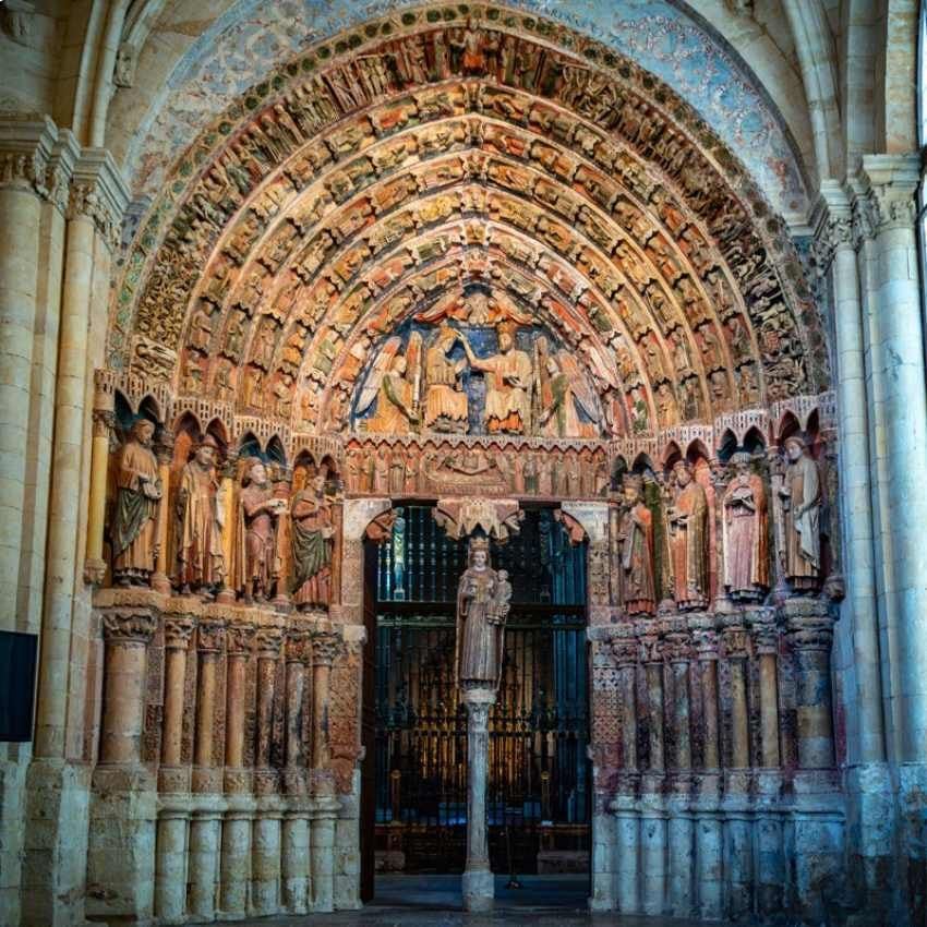 Majestuosa portada de la colegiata de Santa María la Mayor.