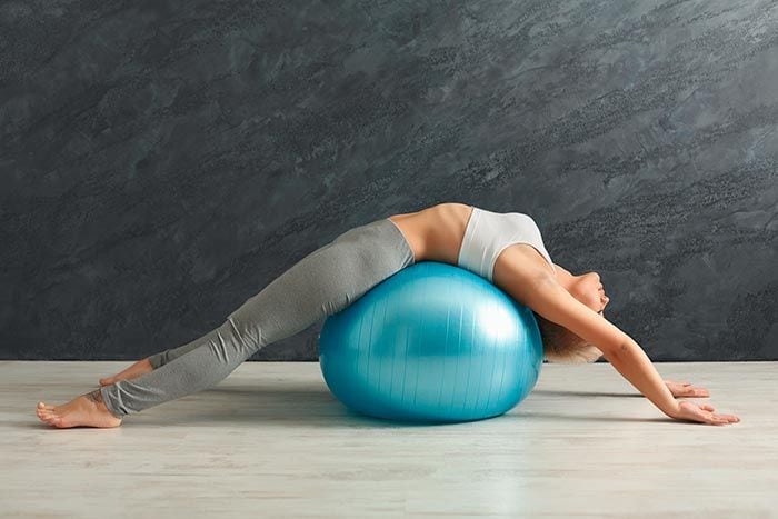 mujer haciendo Pilates