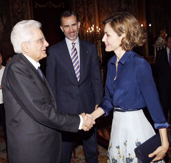 Doña Letizia ha transformado su bob liso gracias a unos ligeros bucles, tan de tendencia, que ya hemos visto presentes en los peinados de algunas celebrities que también han apostado por este corte, como Elsa Pataky, Jessica Alba o Sienna Miller © Twitter Casa Real 
