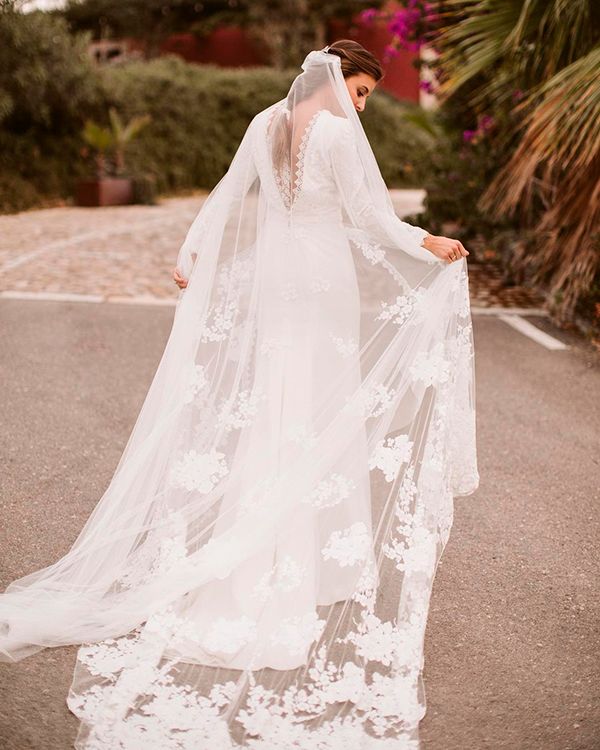 Vestido de novia con velo bordado de Beatriz Álvaro