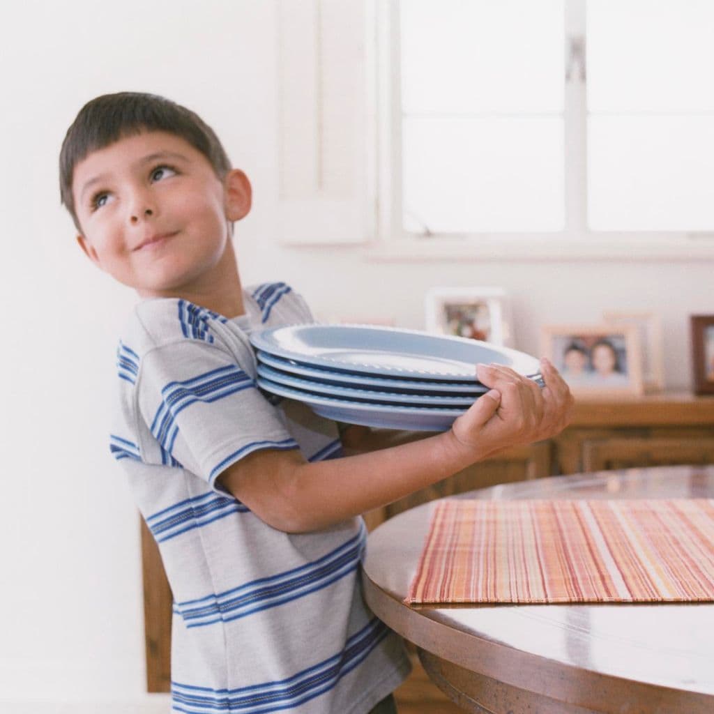 Niño pone los platos