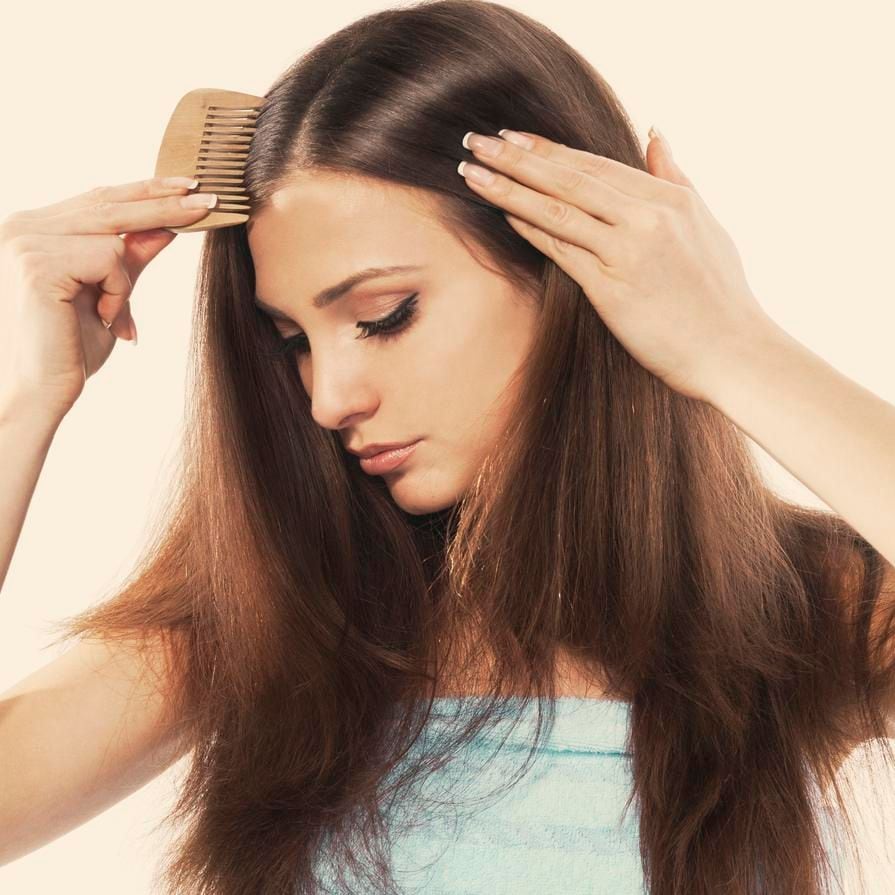 Mujer peinándose el cabello