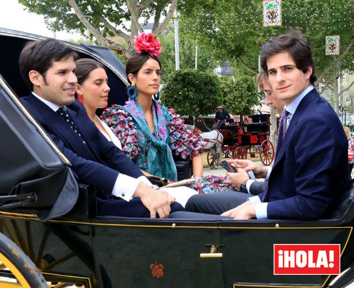 Sofía Palazuelo y el Duque de Huéscar, con unos amigos, en la Feria de Abril