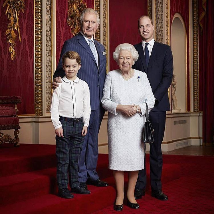 Isabel II, Carlos de Inlgaterra, el príncipe Guillermo y George de Cambridge