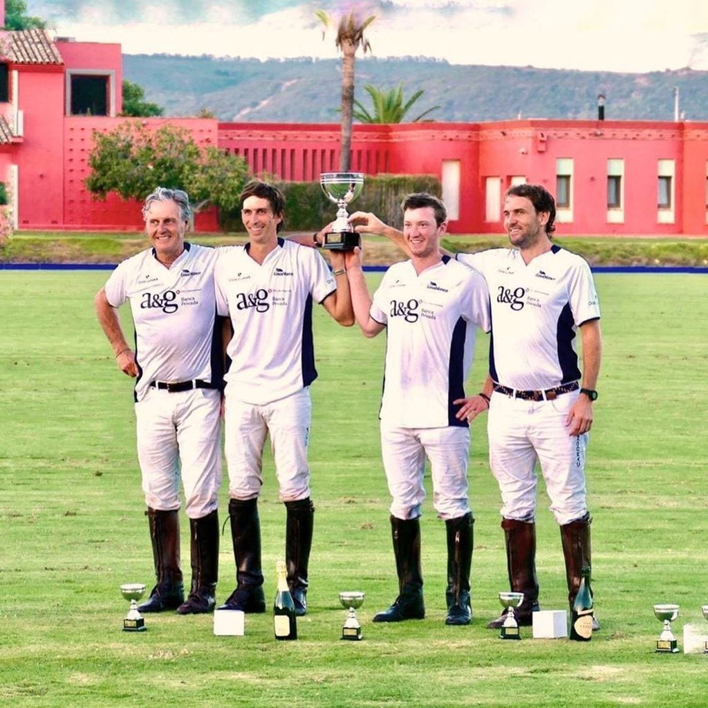 Pascual Sainz de Vicuña, el segundo por la izquierda, tras una competición en Sotogrande.