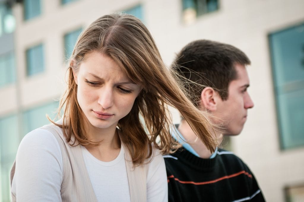 Pareja adolescente enfadada