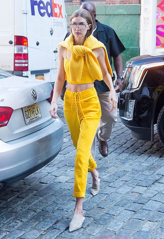 gigi hadid total look amarillo 1a