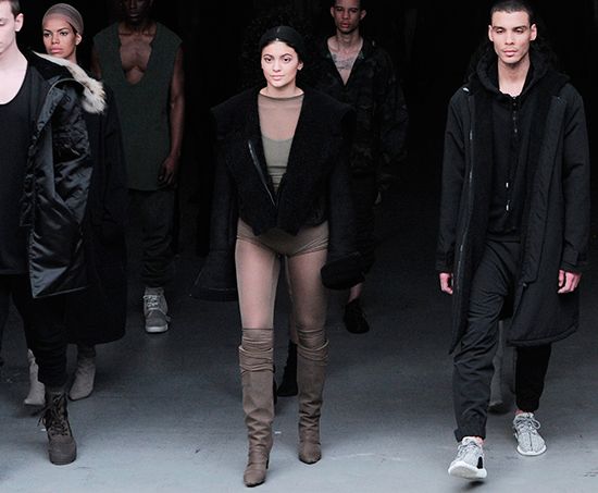 Kylie Jenner, cuñada de Kanye, y la pequeña de las hermanas, también mostró su apoyo al diseñador, aunque subida a la pasarela, participando activamente en el show.