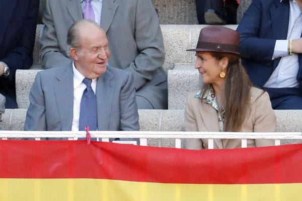 El rey Juan Carlos asistió a la decimocuarta feria de San Isidro en Las Ventas con su hija mayor, la infanta Elena, también gran aficionada a la fiesta
