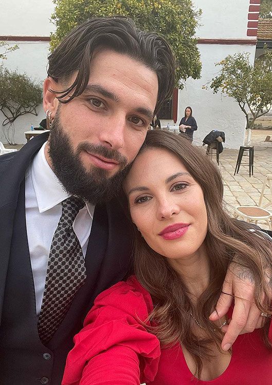 Jessica Bueno y Jota Peleteiro en una boda 