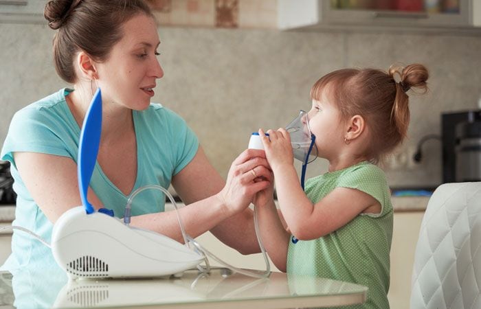 Niña con respirador