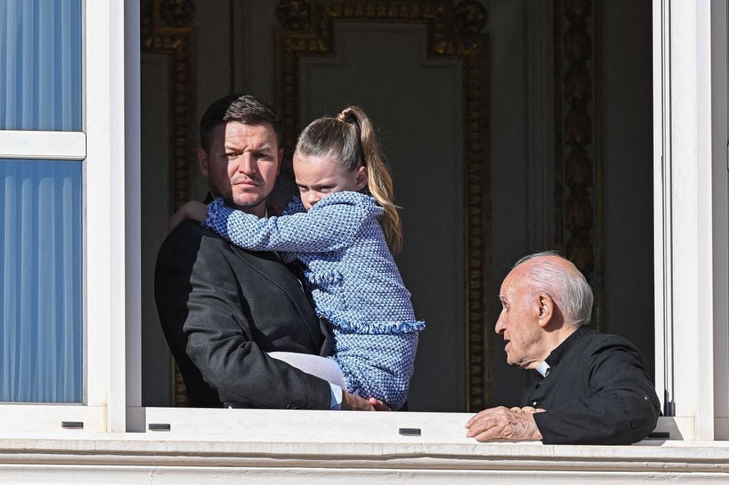 Gareth Wittstock, hermano de la princesa Charlene, con su hija Kaia Rose, durante el desfile militar