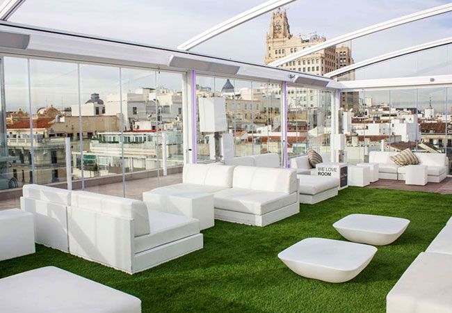 La terraza del 'Hotel Room Mate Óscar' ya no es exclusiva de los meses de verano puesto que ha sido acondicionada para disfrutar de algunas de las mejores vistas de Madrid durante los 365 días del año. 