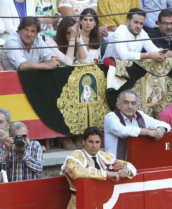 Las dos cuñadas compartieron confidencias en el tendido y, sobre todo, mucha preocupación al ver a los hombres de su vida frente al toro
