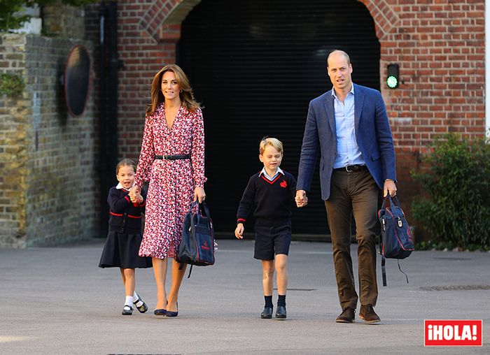 Con su mejor sonrisa y muy unidos, así han posado George y Charlotte de Cambridge