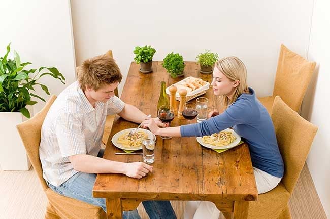 Pareja cenando