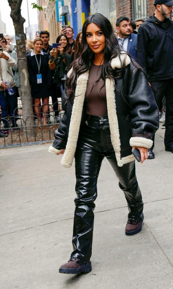 kim kardashian con la shearling flight jacket de la season 3 de la marca yeezy combinada con patent leather trousers