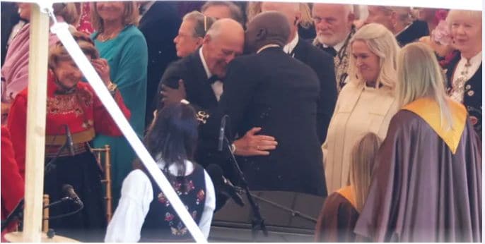 Harald de Noruega y Durek Verrett, en la boda de la princesa Marta Luisa de Noruega el 31 de agosto de 2024