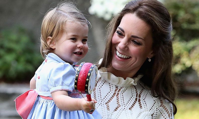 kate middleton con su hija charlotte portando un sonajero en canada