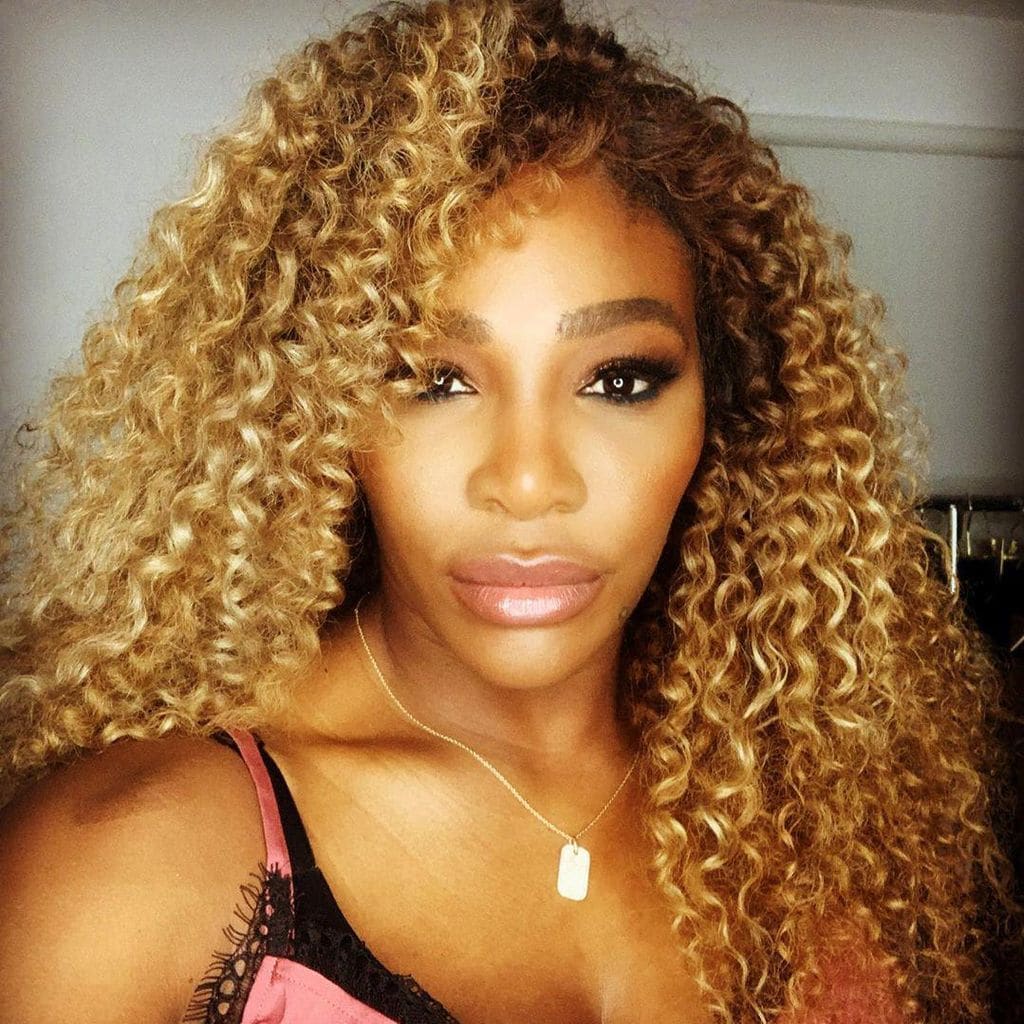 Serena Williams con cabello rizado suelto