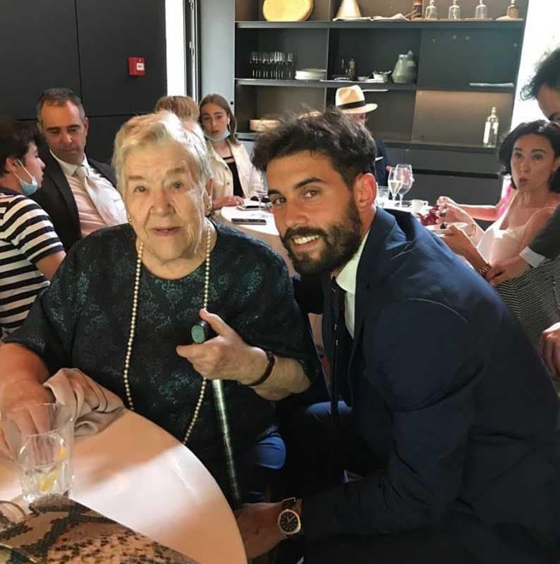 David, novio de Gloria Camila, posando con su abuela