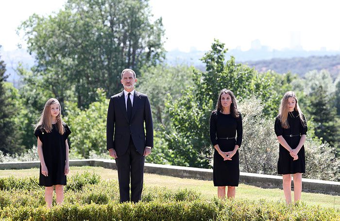 Los Reyes con sus hijas durante el minuto de silencio por las víctimas del coronavirus