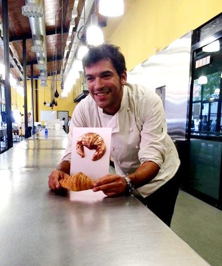 Toni Vera, pastelero de la 'Pastisseria Canal' de Barcelona posa, feliz, con su premio al 'Mejor croissant de mantequilla de España'.
