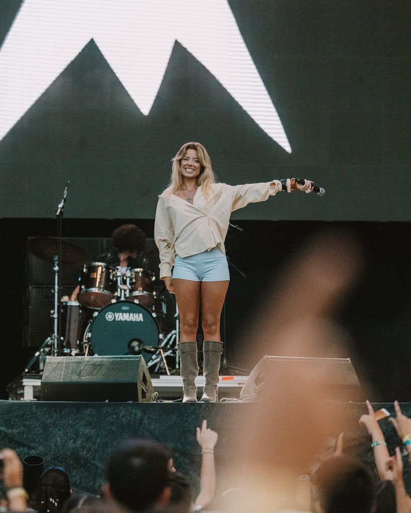 La cantante, disfrutando de su público sobre el escenario