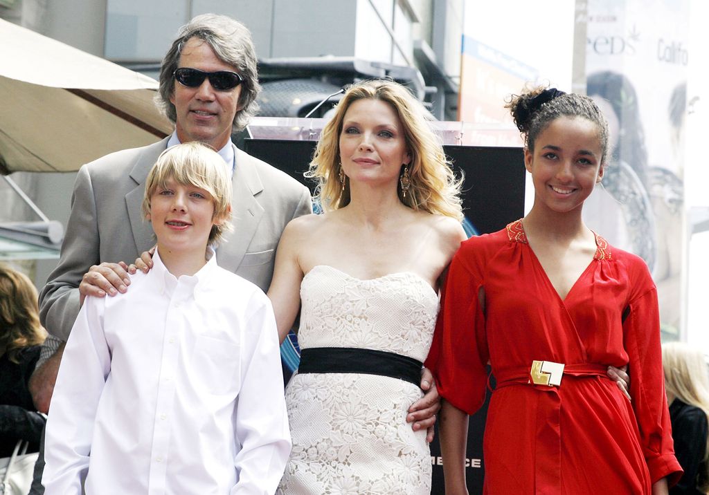 Michelle Pfeiffer y su marido David E. Kelley con sus hijos Claudia y John el día que la actriz descubrió su Estrella de la Fama en Hollywood en el año 2007