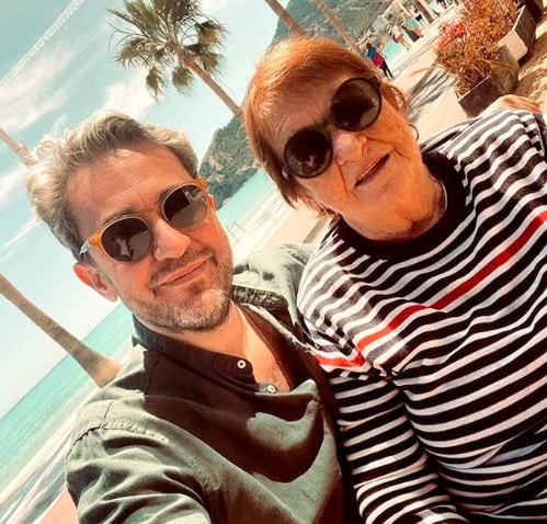 Máximo Huerta junto a su madre