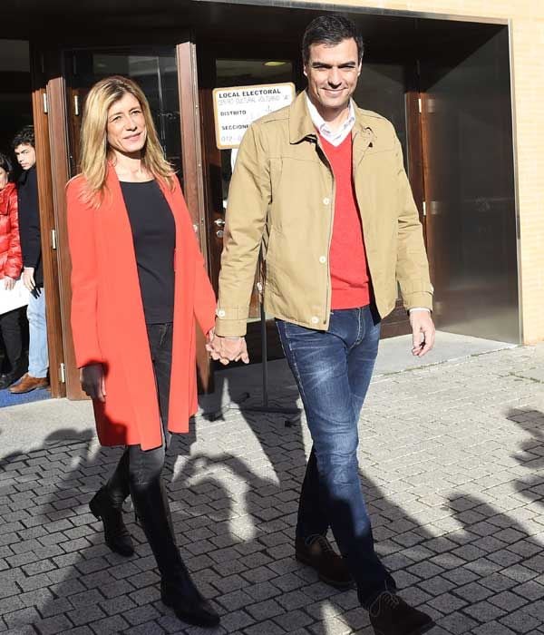 Pedro Sánchez, secretario general del PSOE y candidato a Presidente del Gobierno, junto a su mujer Begoña Gómez. El matrimonio ejerció su derecho al voto en el centro cultural Volturno del municipio madrileño de Pozuelo de Alarcón
