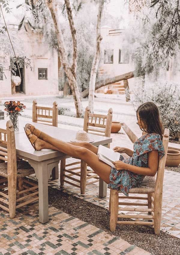 Marta Lozano leyendo