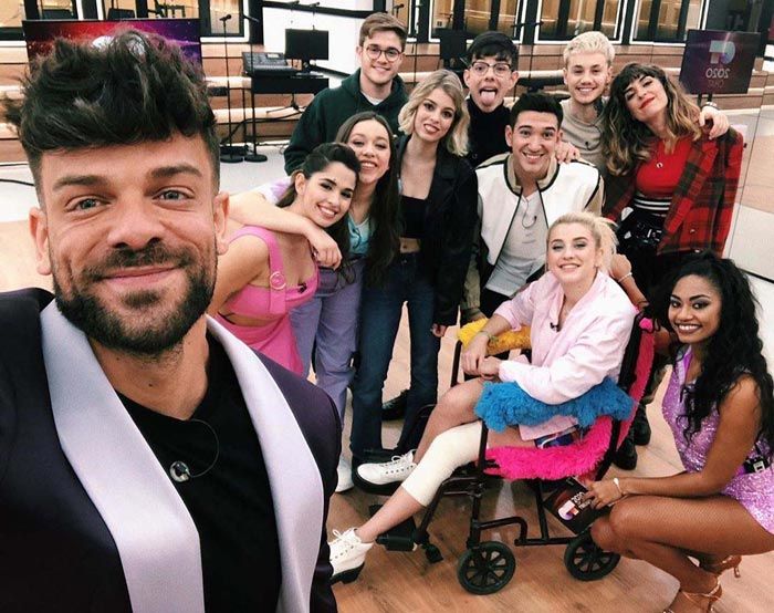 Ricky Merino con su compañera Nerea y los concursantes de OT 2020