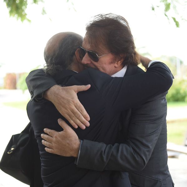 Edmundo también se ha fundido en un cariñoso abrazo con Carmen y el marido de éste, José Carlos Bernal
