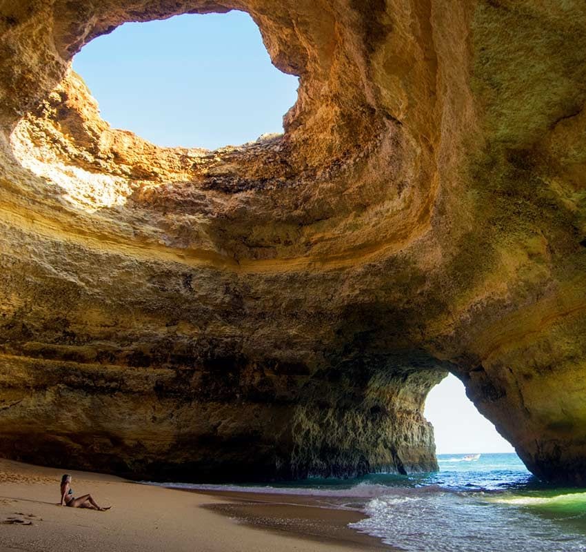 Interior de la cueva de Benagil en el Algarve, Portugal