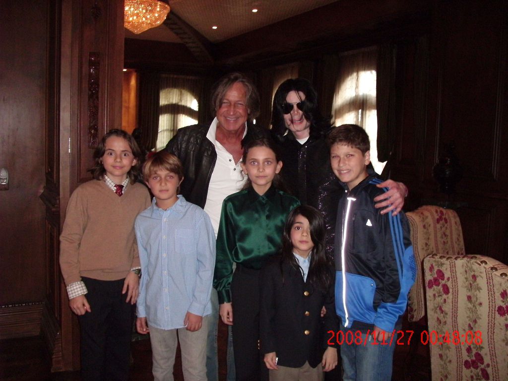 Michael Jackson y Mohamed Hadid con sus hijos