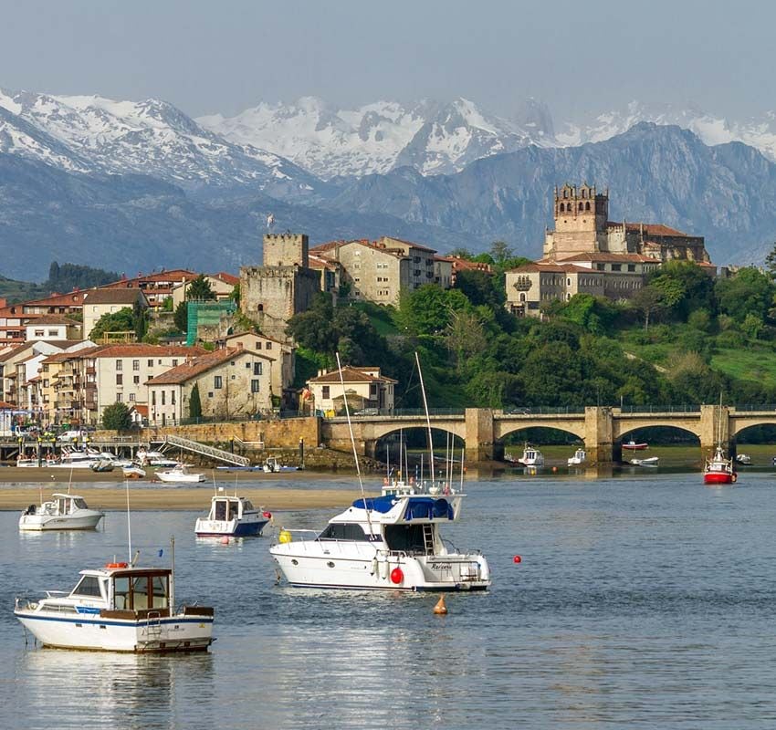 Panorámica de la villa marinera de San Vicente de la Barquera en Cantabria