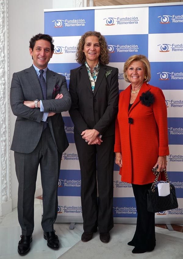 La infanta Elena con Mariluz Capelo, presidenta, y Laureano Álvarez-Rementería Capelo, vicepresidente de la fundación, en el aniversario de la Fundación Rementería