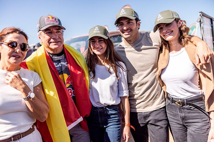 Carlos Sainz Jr con su familia y su novia Rebecca 