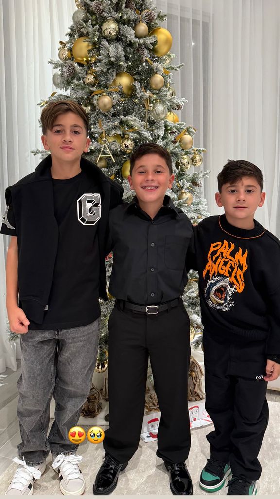 Los hijos de Messi posan con su árbol de navidad